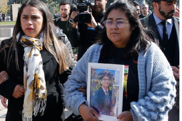 Madre de Franco Vargas llegó hasta La Moneda y exige justicia.