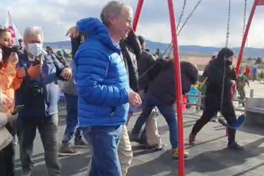 Peleas y "tomatazos": funan a José Antonio Kast durante actividad en Puerto Natales