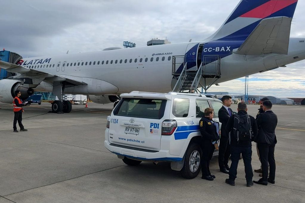 Turista británico de 59 años falleció en pleno vuelo hacía Punta Arenas (Foto: Twitter @PDI_Magallanes)