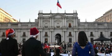 Presidente de la República, Gabriel Boric Font, participa del encendido de luces de árbol de navidad en Plaza de La Constitución.