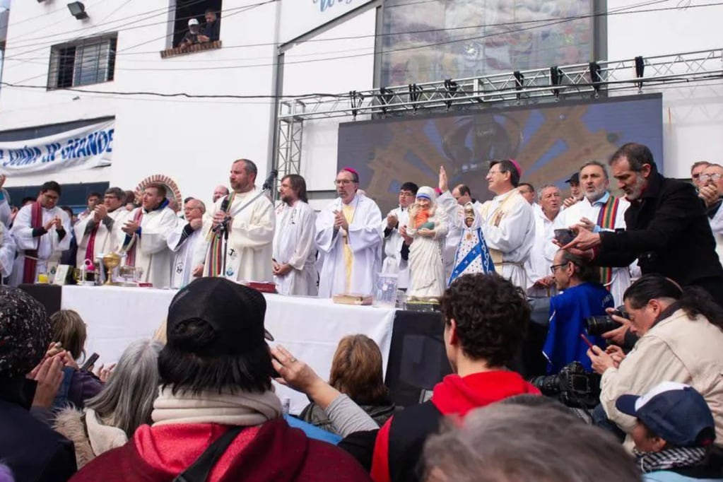 Curas argentinos se unen en una misa y critican a Milei por tratar de “zurdo asqueroso” al papa Francisco