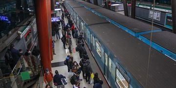 Aglomeración de gente en el Metro tras salir de cuarentena el 97 porciento de la capital

