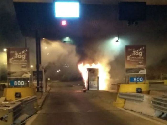 Desconocidos queman casetas de peaje en Villa Olímpica en Quilpué