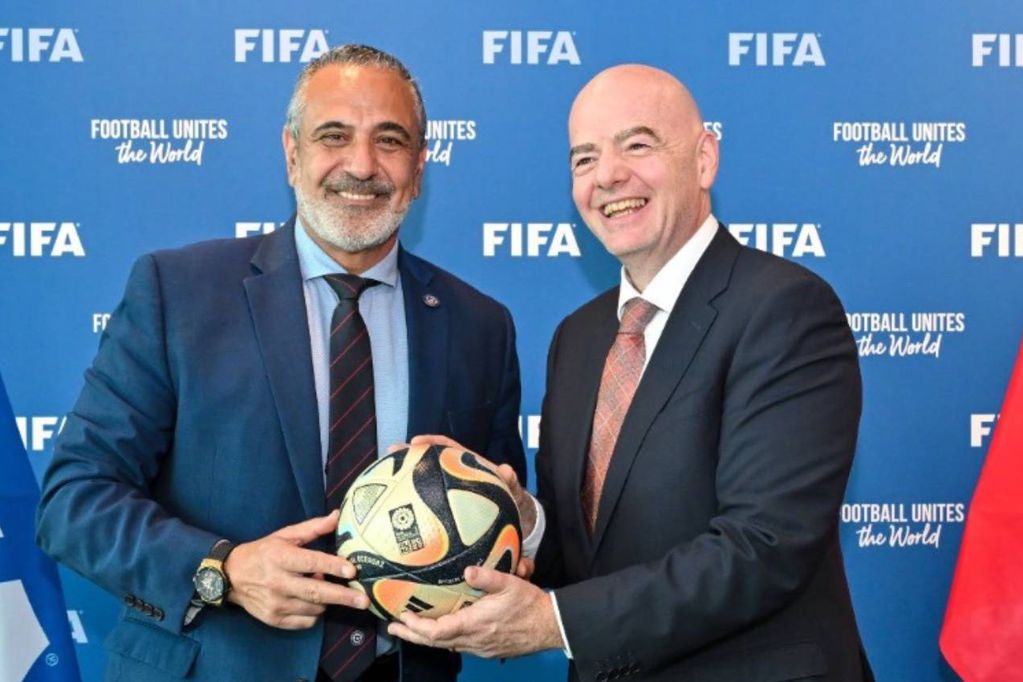 Pablo Milad junto al presidente de la FIFA.
