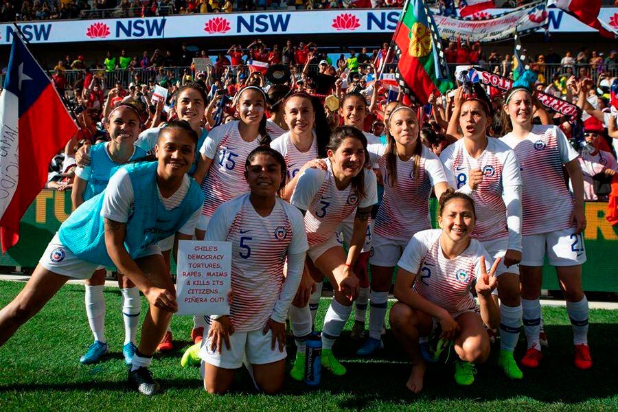 La Roja "despertó" a todo el mundo con su cartel