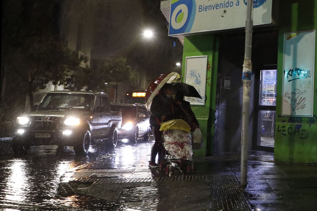 Cuál es la multa para un conductor por mojar a un peatón. Foto: Aton Chile.