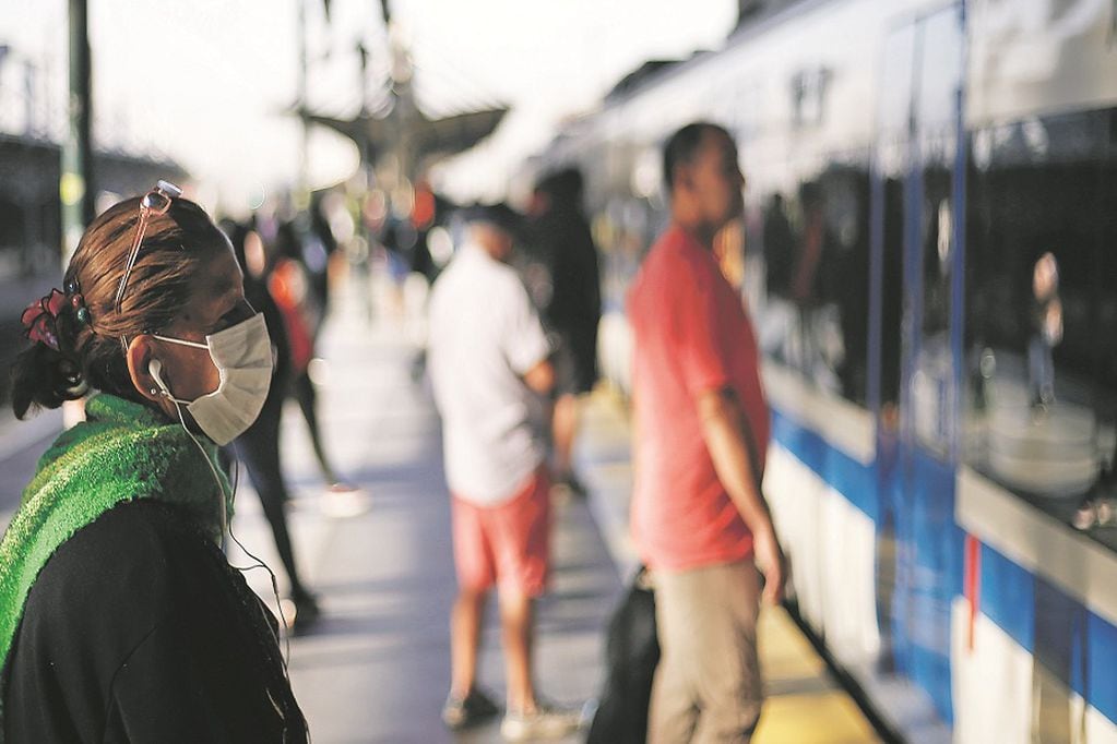 20 de Marzo de 2020/SANTIAGO 
Una persona usa una mascarilla en su rostro en la Estaci—n Central de trenes, durante el estado de Catastrofe que anuncio el gobierno para prevenir el contagio del Coronavirus. 
FOTO:CRISTOBAL ESCOBAR/AGENCIAUNO