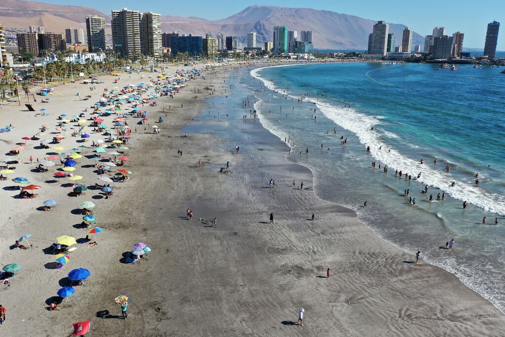 Cuáles son las playas aptas para el baño en Chile. Foto: Cristián Vivero/Agencia Uno.