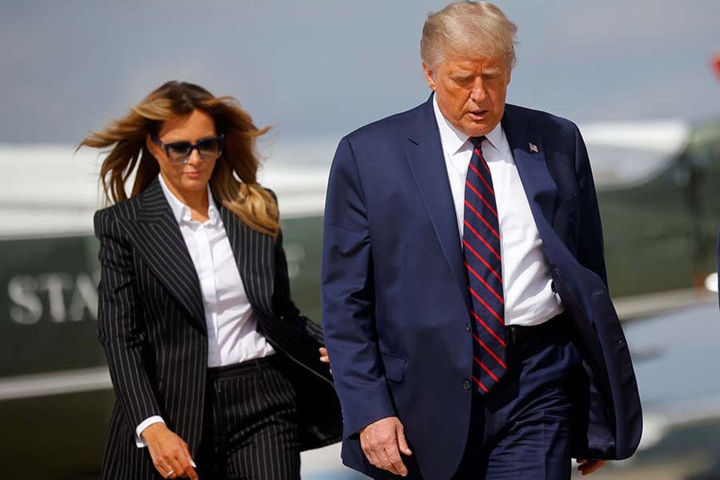 U.S. President Donald Trump and first lady Melania Trump board Air Force One as they depart Washington on campaign travel to participate in the first presidential debate with Democratic presidential nominee Joe Biden in Cleveland, Ohio at Joint Base Andrews, Maryland, U.S., September 29, 2020. Picture taken September 29, 2020. REUTERS/Carlos Barria