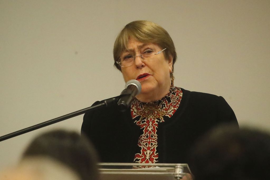 Expresidenta Michelle Bachelet se pronunció respecto a la muerte de los carabineros.
Jonnathan Oyarzun/Aton Chile