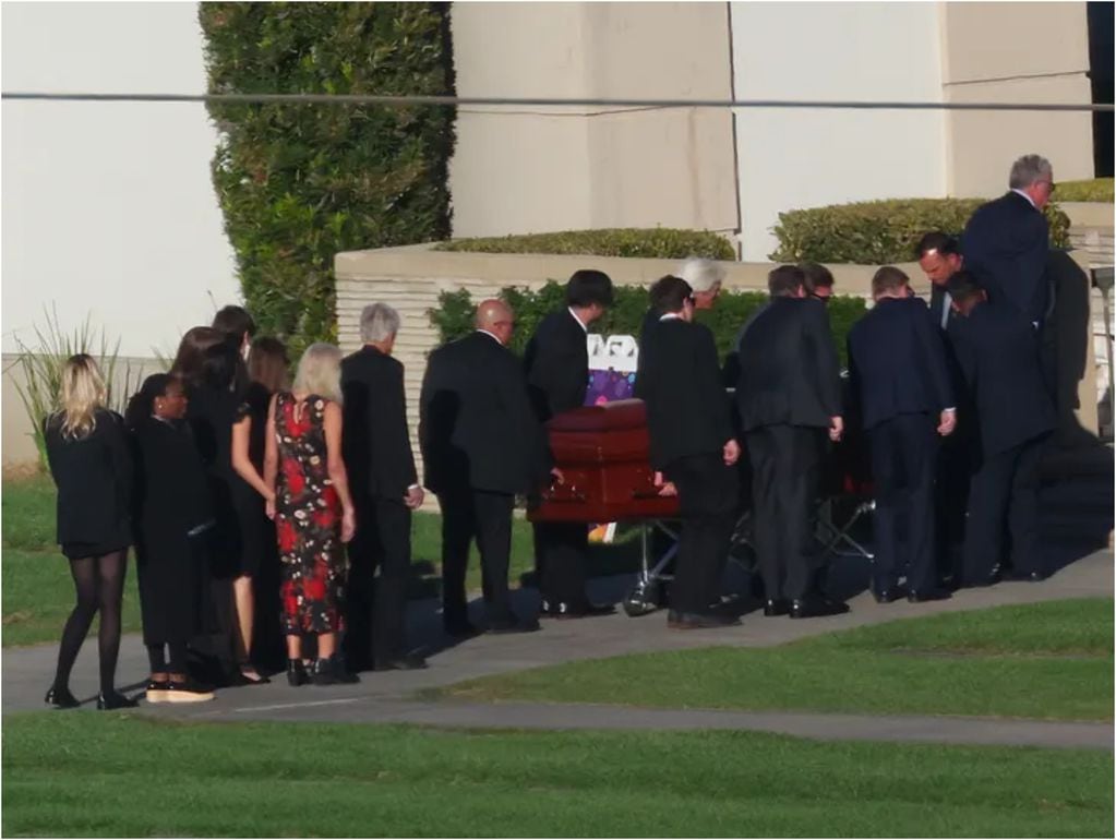 Publican imágenes del funeral de Matthew Perry