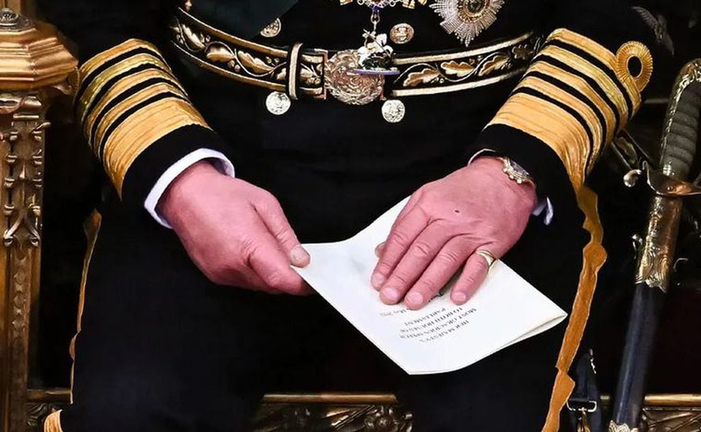 El rey Carlos III tiró la talla sobre sus “dedos de salchicha” con el príncipe William