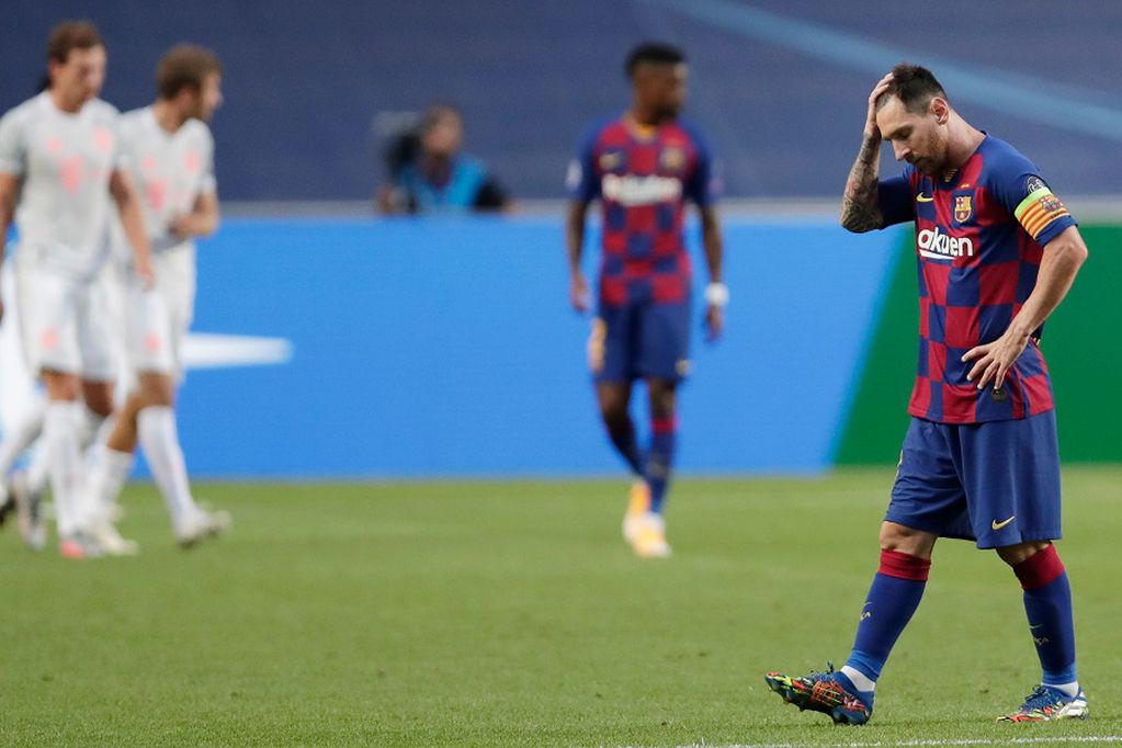 Barcelona's Argentinian forward Lionel Messi (R) reacts after Bayern Munich's second goal during the UEFA Champions League quarter-final football match between Barcelona and Bayern Munich at the Luz stadium in Lisbon on August 14, 2020. (Photo by Manu Fernandez / POOL / AFP)
