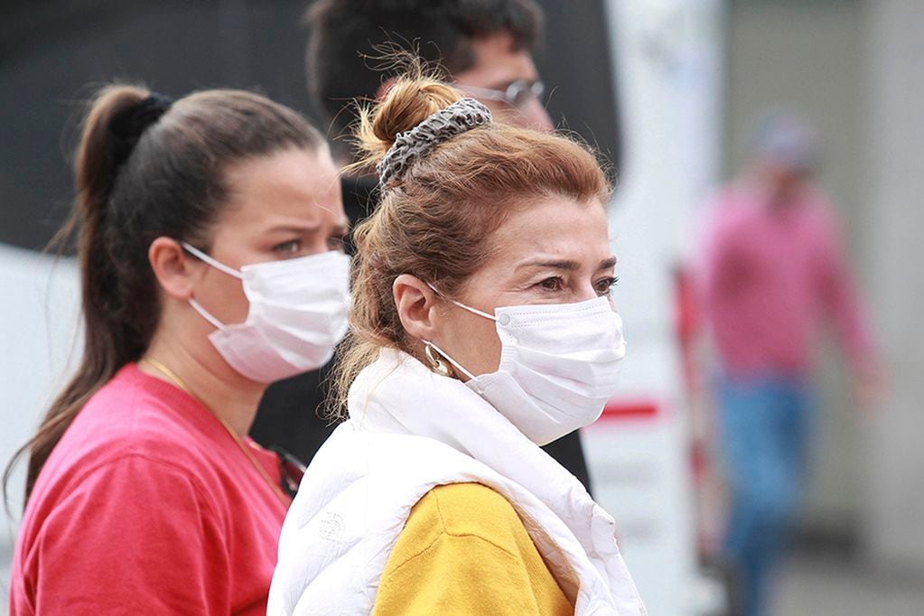 16 MARZO 2020 SAN ANTONIOdos mujeres en san Antonio  previenen el contagio de corona virus utilizando mascarillas en lugares publicos.FOTO CHRISTIAN PAVEZ CISTERNA AGENCIAUNO LIDER.