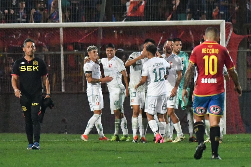 Emiliano Vecchio, triste, en el gol de la U (Foto: Agenciauno)