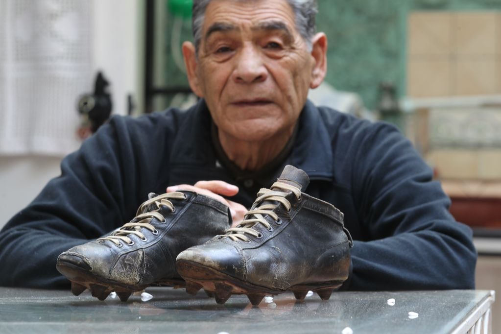Jorge Toro, posando con los zapatos que utilizó en el Mundial de 1962. Foto: Carlos Quezada/La Tercera.
