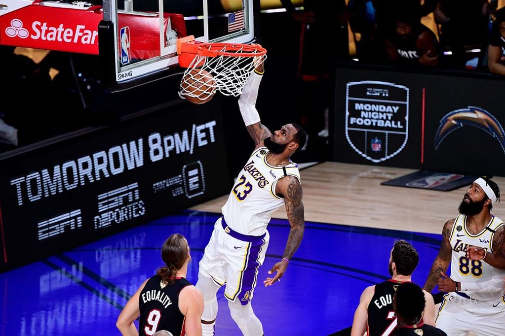 LAKE BUENA VISTA, FLORIDA - OCTOBER 11: LeBron James #23 of the Los Angeles Lakers dunks the ball during the third quarter against the Miami Heat in Game Six of the 2020 NBA Finals at AdventHealth Arena at the ESPN Wide World Of Sports Complex on October 11, 2020 in Lake Buena Vista, Florida. NOTE TO USER: User expressly acknowledges and agrees that, by downloading and or using this photograph, User is consenting to the terms and conditions of the Getty Images License Agreement.   Douglas P. DeFelice/Getty Images/AFP
== FOR NEWSPAPERS, INTERNET, TELCOS & TELEVISION USE ONLY ==