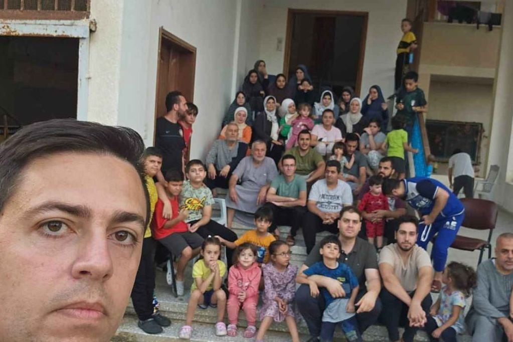 La historia del hombre que acogió a 90 personas en su casa en Gaza