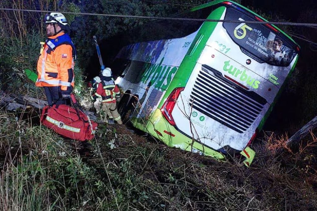 Un fallecido y 15 lesionados tras choque entre un bus de dos pisos y un auto en la ruta que une Valdivia y Mariquina (Foto: X)