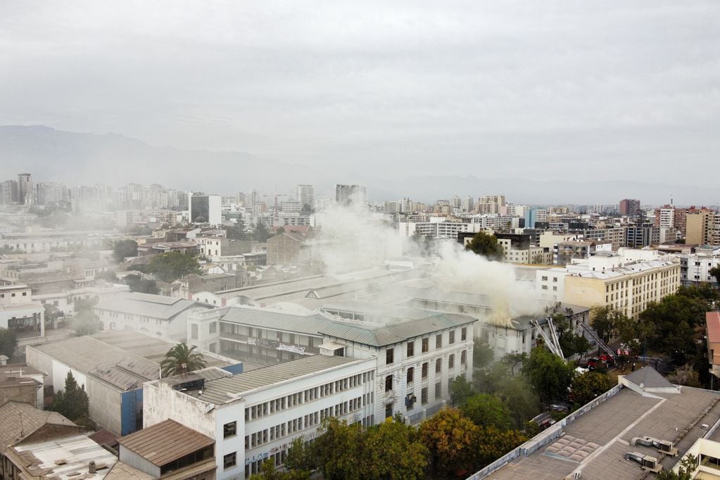 12 de Abril del 2023 / SANTIAGO
Incendio en establecimiento del Liceo de Aplicación.
FOTO: OSCAR GUERRA / AGENCIAUNO