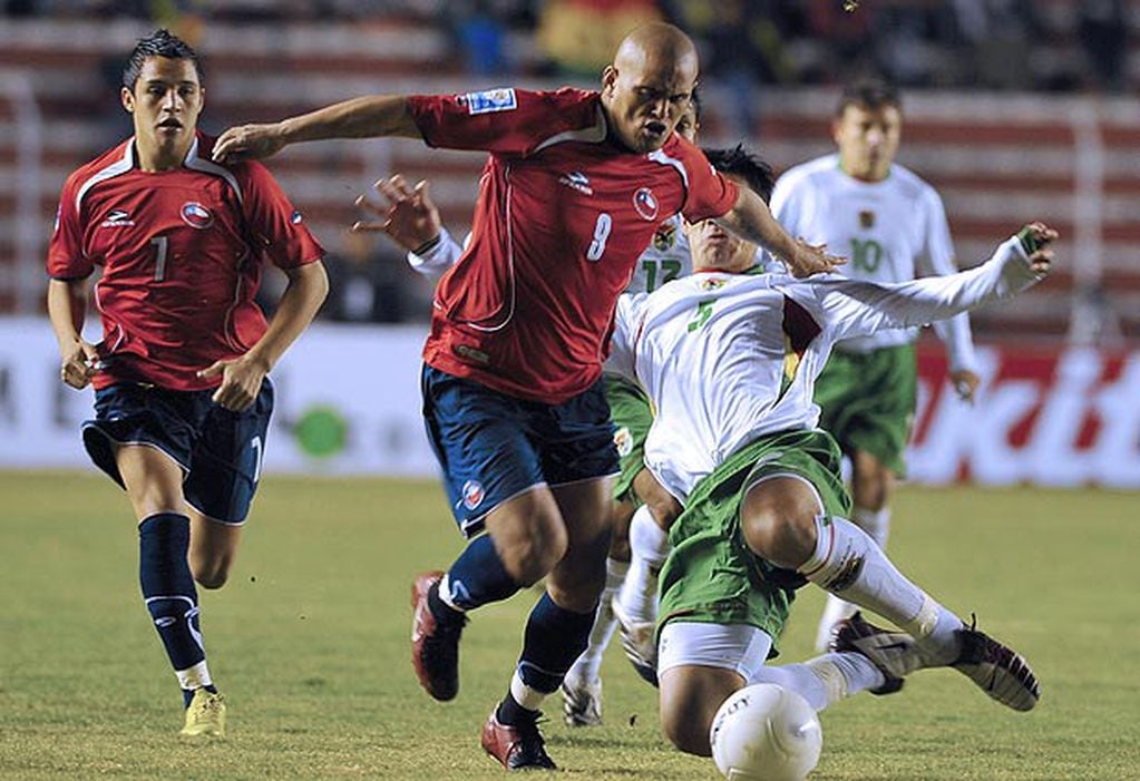 Suazo deja atrás al boliviano Luis Gutiérrez ante la atenta mirada de Alexis.