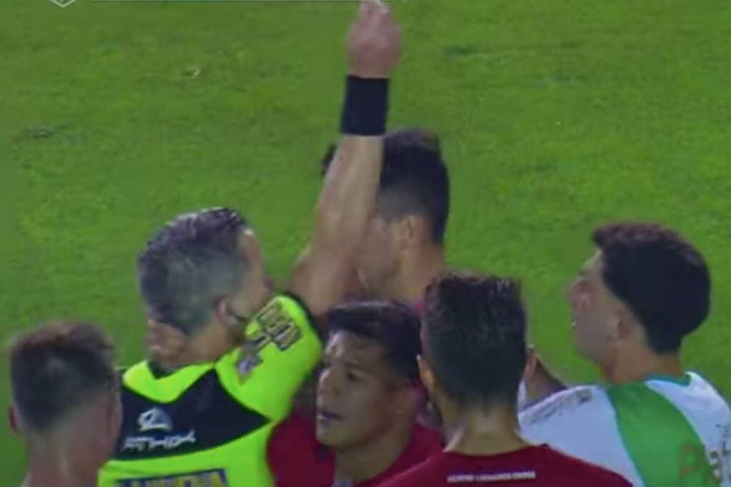 Ex jugador de Colo Colo perdió el control y agredió a árbitro en Argentina.