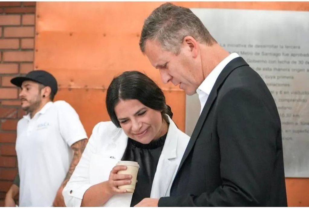 La ministra Antonia Orellana junto al ministro de Transporte Juan Carlos Muños, el "más feminista", según la secretaria de Estado.