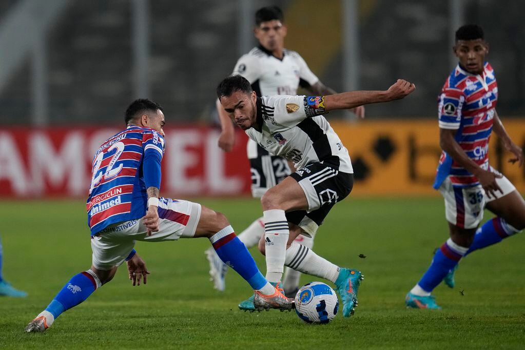 Una foto de la caída de Colo Colo ante Fortaleza en el último partido de la fase de grupos de la Libertadores 2022.