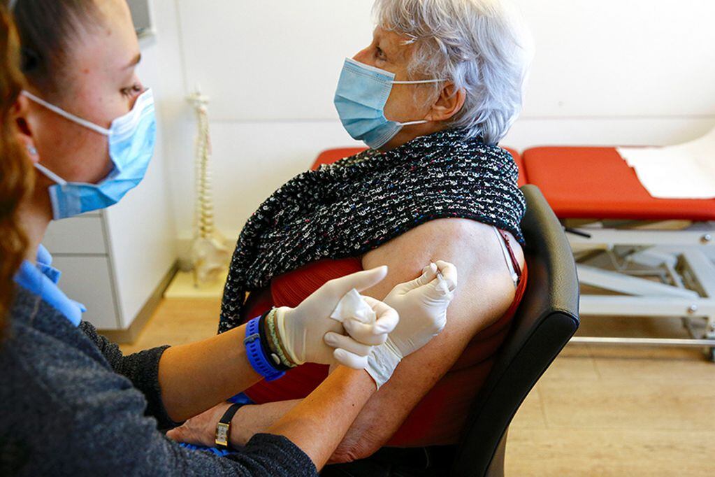 Medical assistant Tosca Tiralosi injects the first dose of the Moderna COVID-19 vaccine to Rosemarie Knuesel at the Hausaerzte Hegibachplatz doctors office as the spread of the coronavirus disease (COVID-19) continues, in Zurich, Switzerland January 28, 2021. REUTERS/Arnd Wiegmann