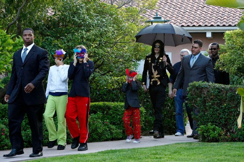 Michael Jackson junto a sus hijos pocos días antes de morir. 