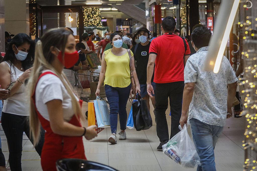 8 de diciembre del 2020/SANTIAGO
Cientos de personas llegan hacer las últimas compras de Navidad, en el centro comercial Costanera Center, en la comuna de Providencia, a solo un día en que la región Metropolitana, entre a fase dos.
FOTO: SEBASTIAN BELTRAN GAETE/AGENCIAUNO