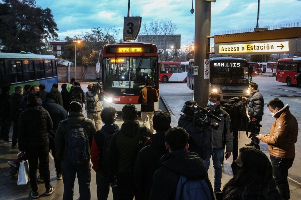 Personas abordan buses de apoyo en Vespucio Norte. Metro de Santiago debió cerrar cinco estaciones de la Línea 2 esta mañana. Foto: Diego Martin / Agencia Uno.