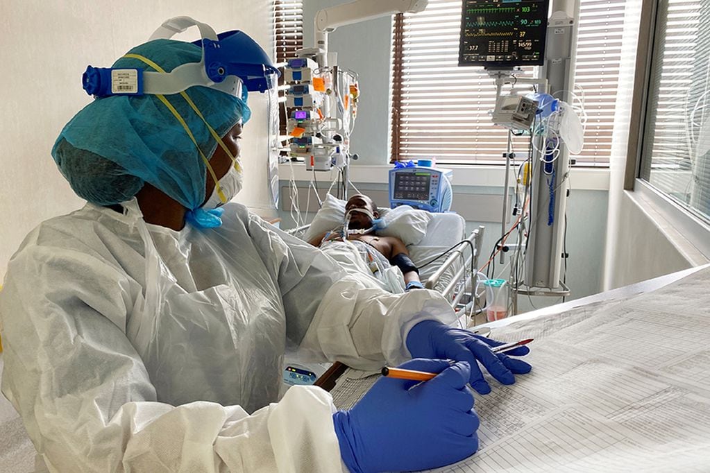A medical staff attends to a COVID-19 patient at a special ward at Arwyp Medical Centre, as South Africa is about the reach a milestone of 1 million infections, in Kempton Park, South Africa, December 25, 2020. REUTERS/Shafiek Tassiem NO RESALES. NO ARCHIVES