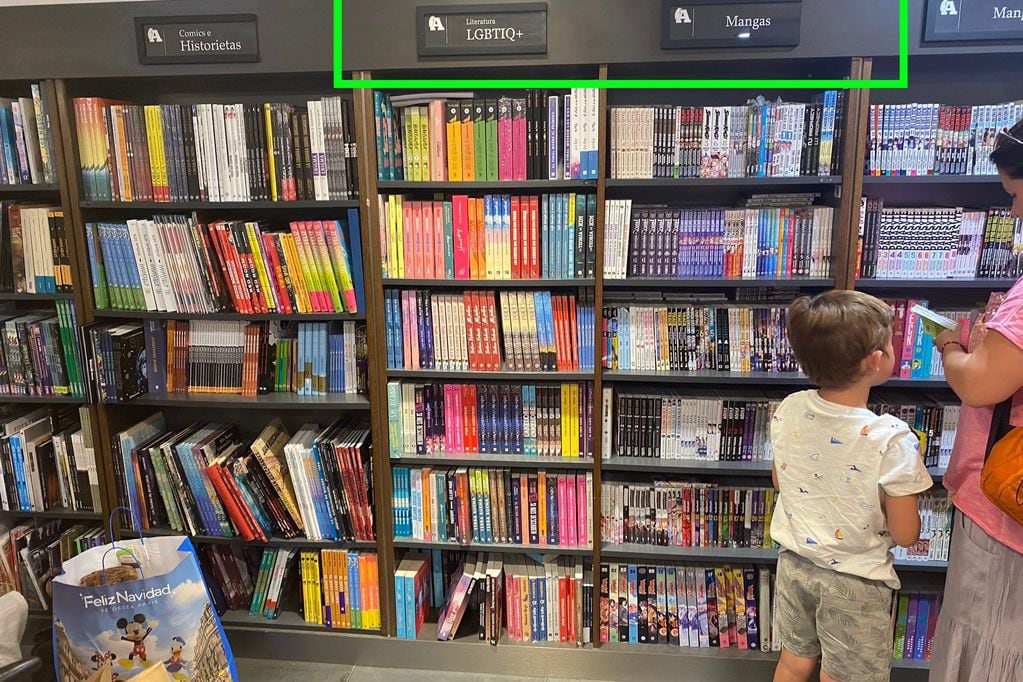 En picada contra Librería Antártica: hombre furioso por la ubicación de la literatura LGBTIQ+