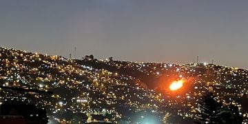 Prisión preventiva para sujeto por provocar incendio en Valparaíso con bengala