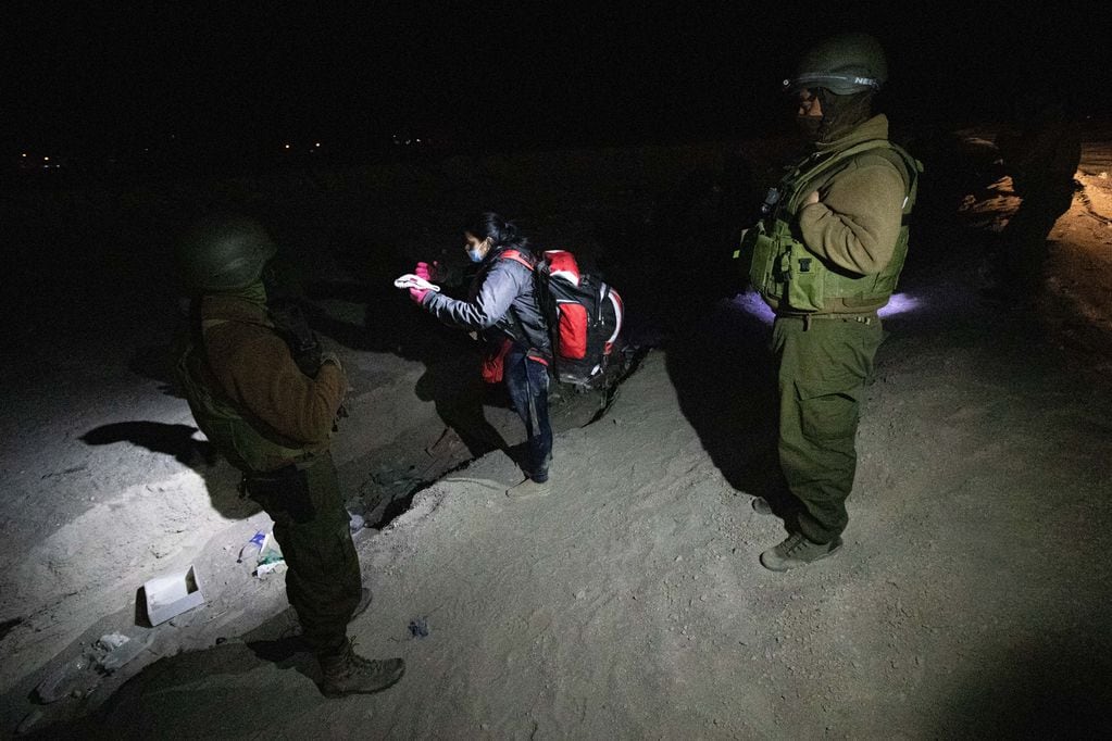 27 DE SEPTIEMBRE DE 2021 / COLCHANE

Carabineros realizan controles de noche encontrando constantemente gruos de migrantes que entraron por pasos no habilitados en la frontera con Bolivia.

FOTO: LUCAS AGUAYO /AGENCIAUNO