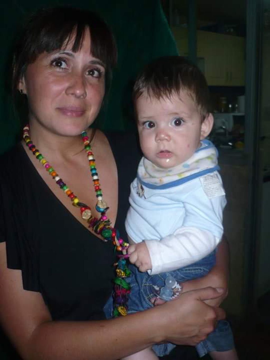 El pequeño Tomás junto a su mamá Carolina Toledo.