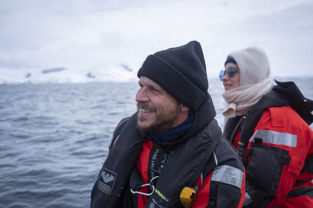 Los actores galardonados en Hollywood Marion Cotillard y Gustaf Skarsgar cambiaron la alfombra roja para estar en los emblemáticos barcos de Greenpeace, Esperanza y Artic Sunrise, como parte de una expedición en la Antártida por la protección de los océanos. 
© Abbie Trayler-Smith / Greenpeace