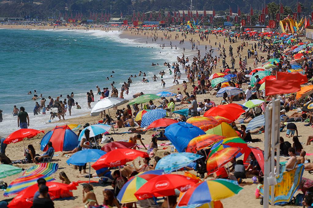01 DE FEBRERO DE 2020/VIÑA DEL MAR
Cientos de personas repletan la playa El Sol, en el fin de semana de recambio de veraneantes en la costa de la región de Valparaiso.
FOTO: SERGIO CONCHA/AGENCIAUNO