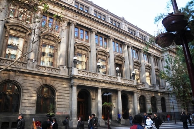 “Hay que impulsar el país”: Casa matriz de Banco de Chile se queda en Santiago Centro