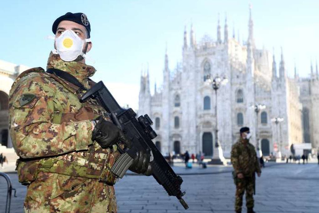 Military officers wearing face masks stand outside Duomo cathedral, closed by authorities due to a coronavirus outbreak, in Milan, Italy February 24, 2020. REUTERS/Flavio Lo Scalzo     TPX IMAGES OF THE DAY