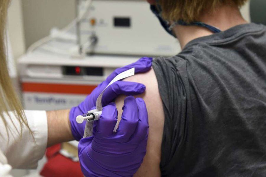 Más de 600 chilenos ya se vacunaron contra el coronavirus