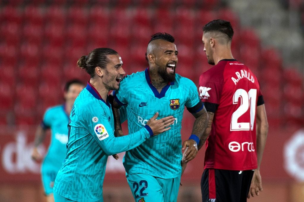 Barcelona's Chilean midfielder Arturo Vidal (C) celebrates with Barcelona's French forward Antoine Griezmann after scoring a goal during the Spanish League football match between RCD Mallorca and FC Barcelona at the Visit Mallorca stadium (Son Moix stadium) in Palma de Mallorca on June 13, 2020. (Photo by JAIME REINA / AFP)