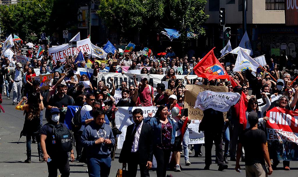 30 DE OCTUBRE DE 2019/VALPARAISO
Marcha pacifica por las calles de Valparaiso.
FOTO: LEONARDO RUBILAR CHANDIA/AGENCIAUNO