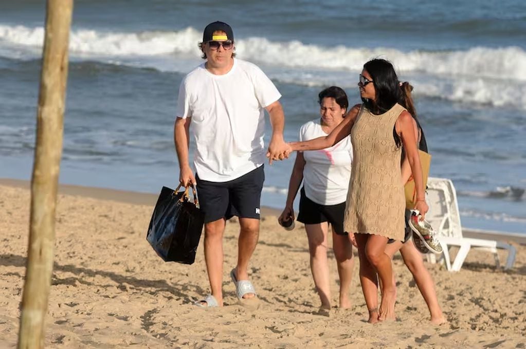 Pillan chanchito a Cristian Castro con su polola en la playa