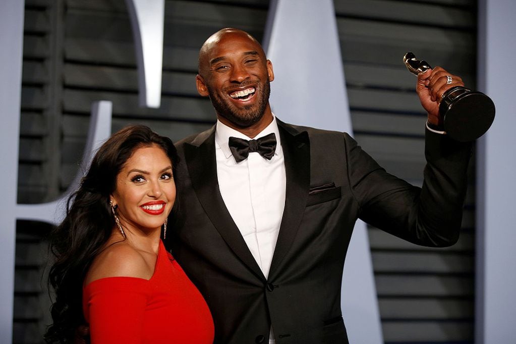 FILE PHOTO: 2018 Vanity Fair Oscar Party – Arrivals – Beverly Hills, California, U.S., 04/03/2018 – Kobe Bryant holds his Oscar for Best Animated Short, with wife Vanessa.    REUTERS/Danny Moloshok/File Photo