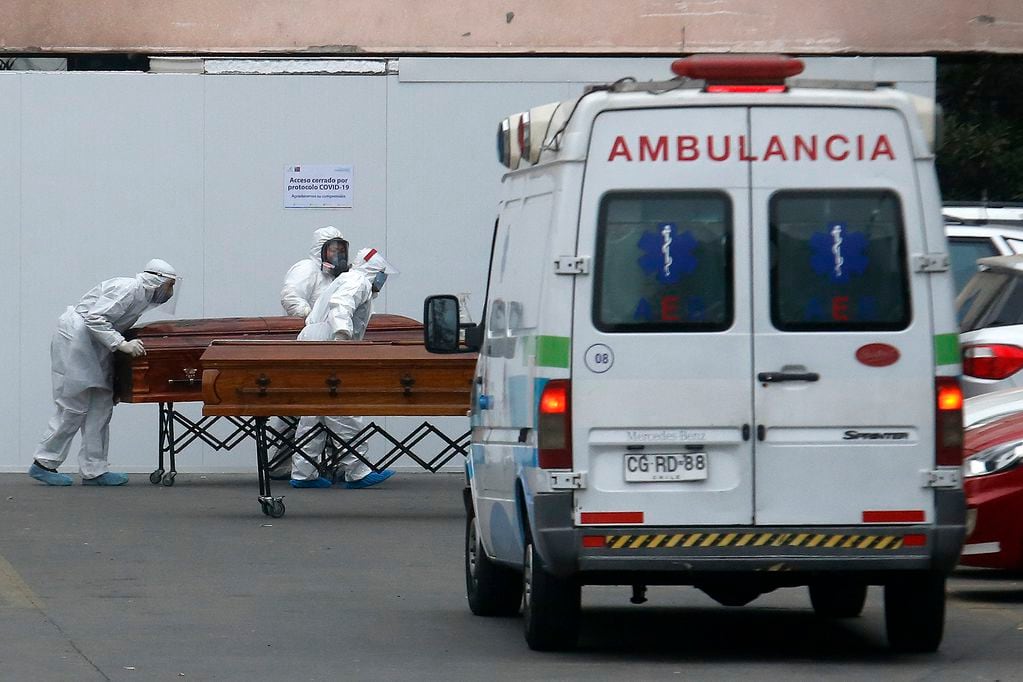 19 de Mayo de 2020/SANTIAGO 
Personal de una funeraria ingresa un ataúd en la carroza fúnebre de un cuerpo de una persona fallecida por Covid-19, en el Hospital San Jose.
FOTO:CRISTOBAL ESCOBAR/AGENCIAUNO