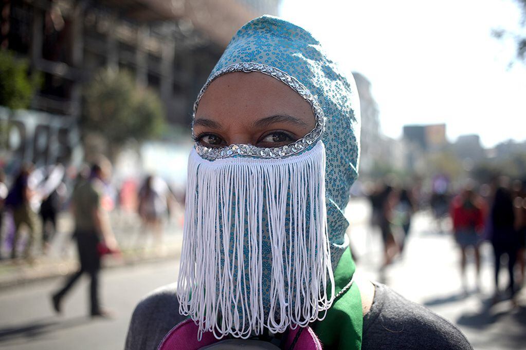 08 de Marzo 2020/ SANTIAGO
Una manifestante con una mascara minutos antes de dar inicio a la segunda marcha feminista convocada por la Coordinadora 8M, en Plaza Italia, Santiago.
  
FOTO: AILEN DÍAZ/AGENCIAUNO