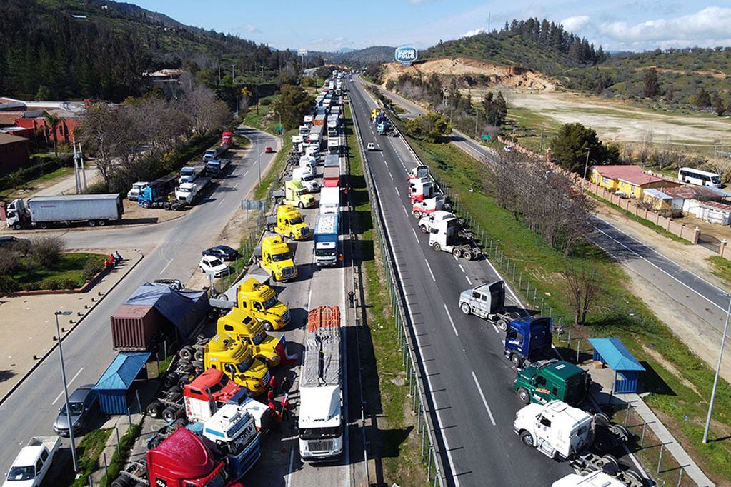 31 DE AGOSTO DE 2020/CASABLANCA
Vista general de los camones detenidos en la Ruta 68, a la altura de Lo Vasquez, en el quinto dia de paralizacion de camiones en todo el pais, a causa de la inseguridad en las rutas.
FOTO: LEONARDO RUBILAR CHANDIA/AGENCIAUNO