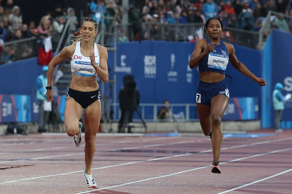 SANTIAGO, CHILE-NOV 01: Isidora Jimenez en la semifinal femenina de 200m, durante los Juegos Panamericanos Santiago 2023.